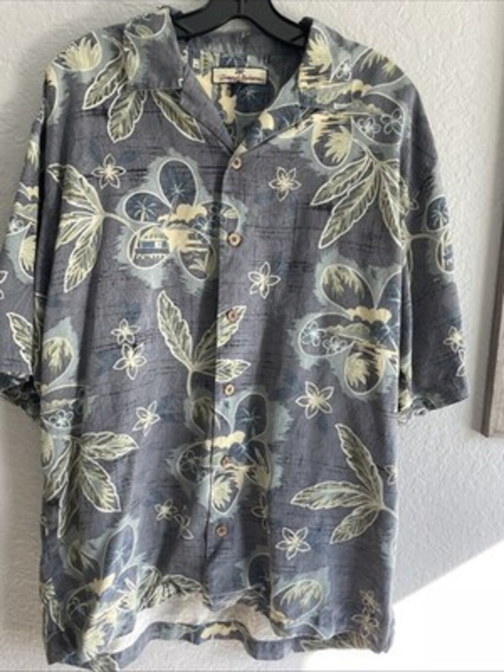 Tommy Bahama Blue Hawaiian Shirt Men’s Size Medium